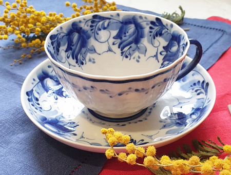 Чашка чайная с блюдцем 275 мл Белый лебедь Голубые тюльпаны | Гжельская мануфактура